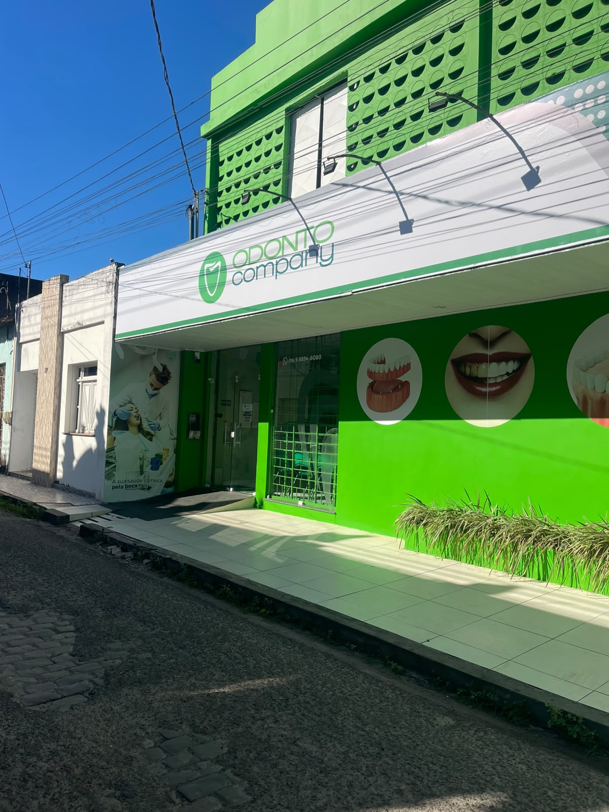 Fachada e interior da Odonto Company Estância